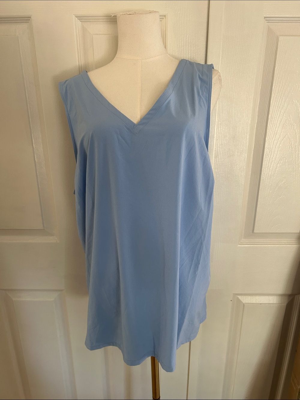Eddie Bauer Women's Departure V-Neck Tank Top, PeakBlue, Size 1X, NWT - Picture 2 of 9